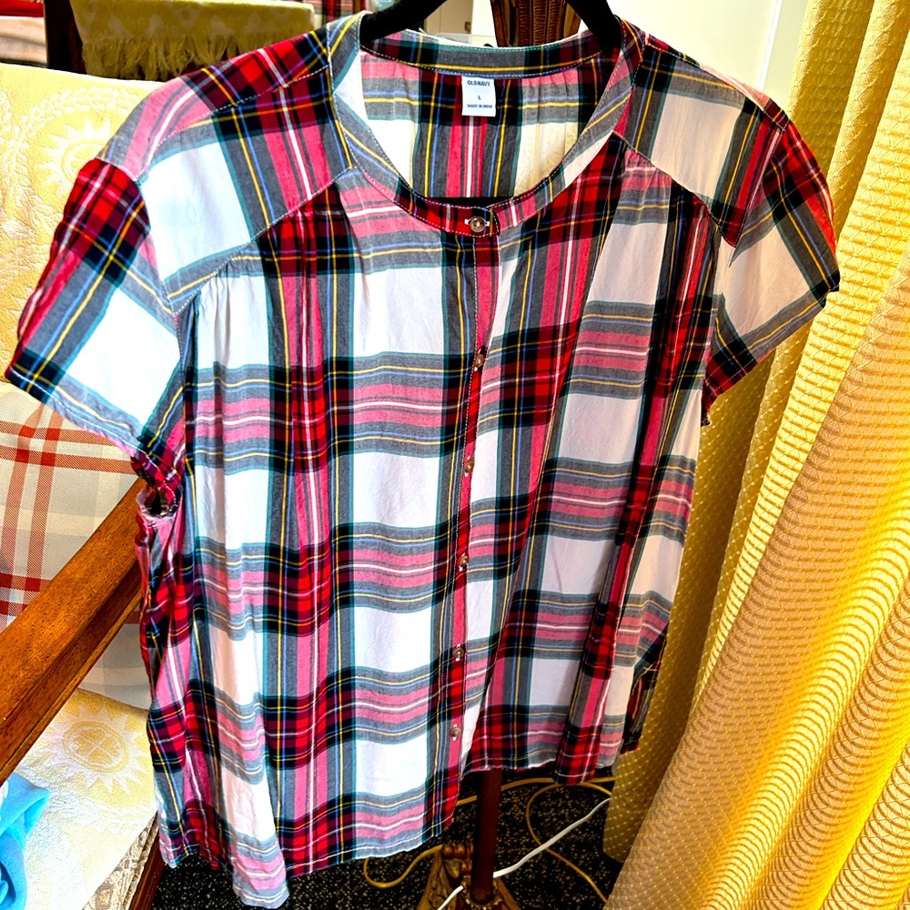 Old navy cute plaid women’s Christmas shirt!